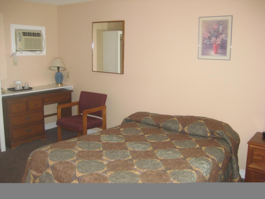 Hipwell'S Motel Fonthill Екстер'єр фото