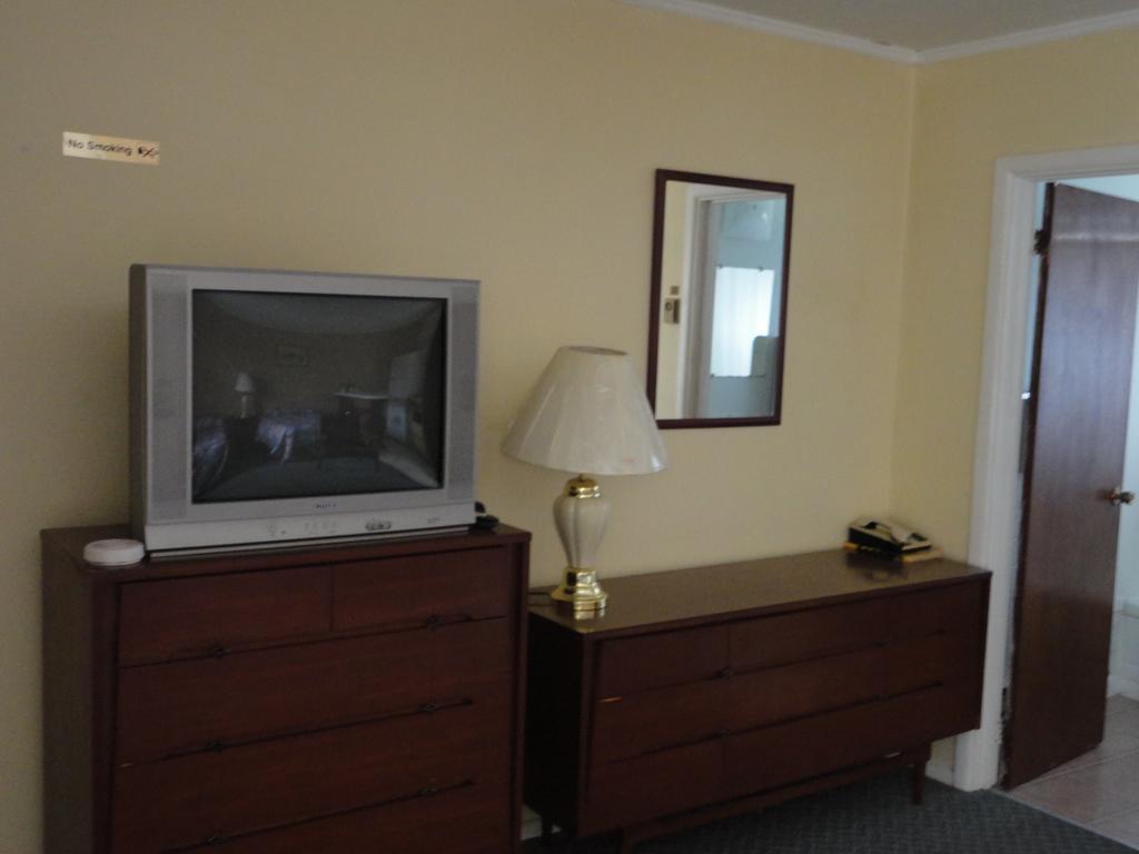 Hipwell'S Motel Fonthill Екстер'єр фото