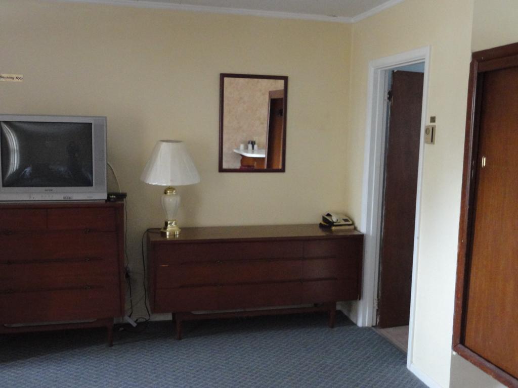 Hipwell'S Motel Fonthill Екстер'єр фото