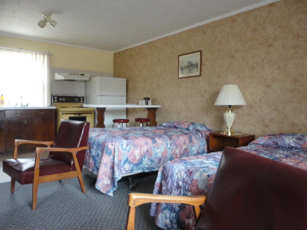 Hipwell'S Motel Fonthill Екстер'єр фото