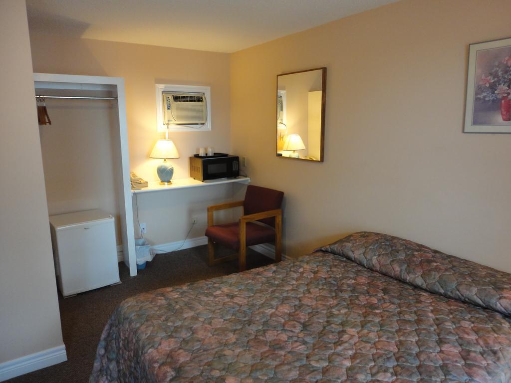 Hipwell'S Motel Fonthill Екстер'єр фото