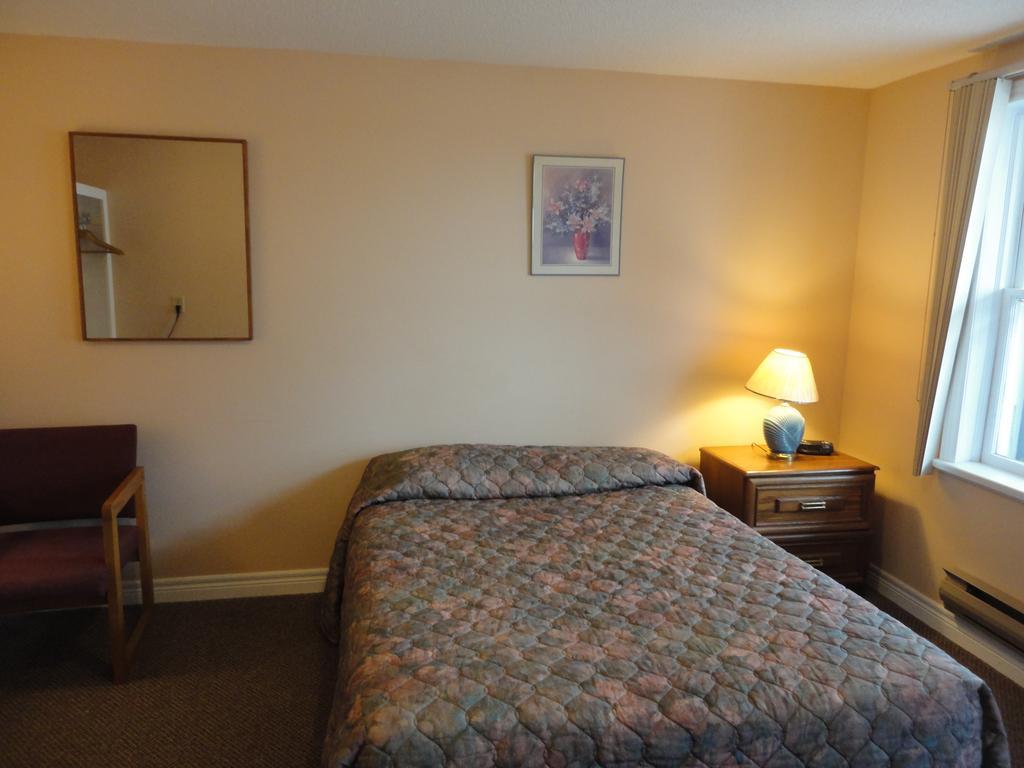 Hipwell'S Motel Fonthill Екстер'єр фото